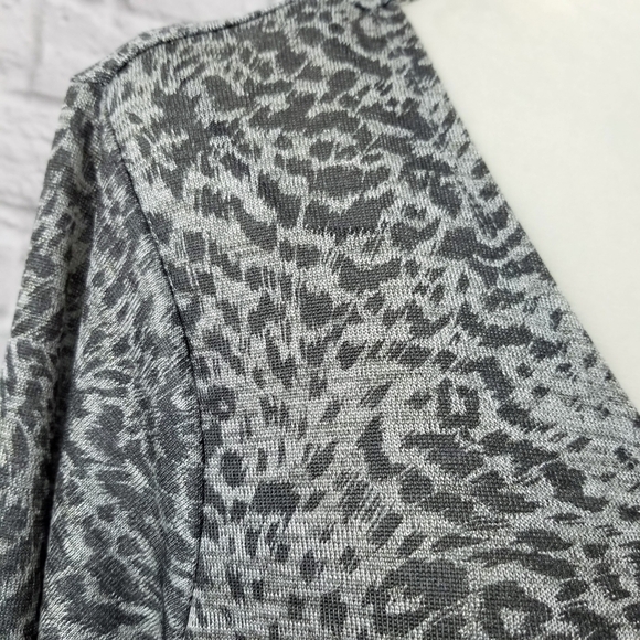 Jennifer Lopez gray animal print wrap style 3/4 sleeve top women's size 1X - Picture 7 of 9